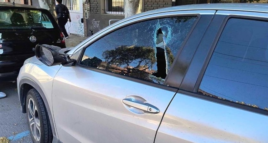 Mujer destroz&oacute; los vidrios de dos autos estacionados en el centro de Pilar